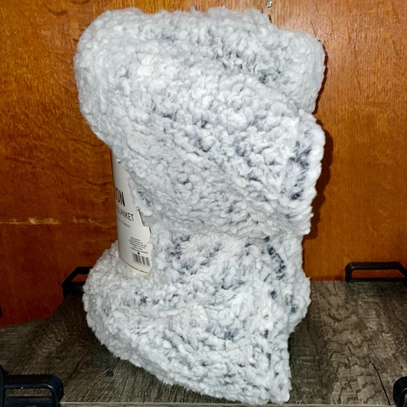 Luxe Collection Sherpa Blanket - Picture 2 of 4